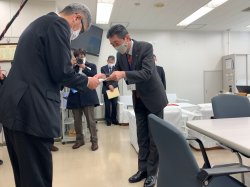 申入れ文書手交の様子　(左)人形峠環境技術センター　(右)鳥取県