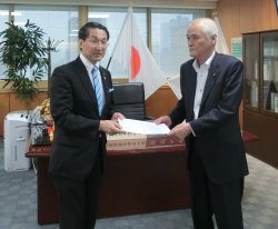 山本内閣府特命担当大臣に要望書を手渡す平井知事