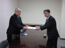 要望書を手渡す平井知事