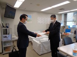 申入書を手交　(左)中国電力　(右)鳥取県