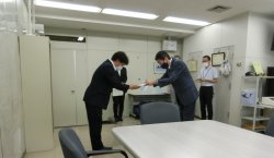 申入書を手交　(左)中国電力　(右)鳥取県