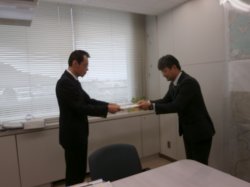 中国電力からの回答書を手交