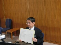 綱領への署名を行った平井知事