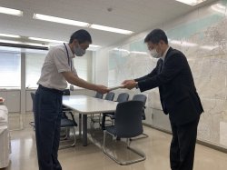 調査報告書手交の様子　(左)鳥取県(右)中国電力