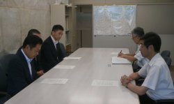 局長室での説明