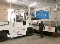 フォークリフトによる輸送用トラックへの積込