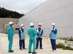 防波壁視察の様子