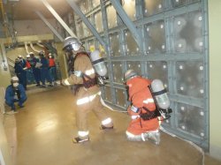 【訓練】　自衛消防隊による消火活動