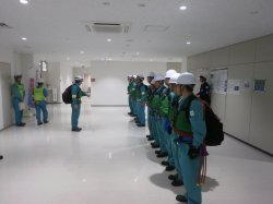 注水作業へ向かう作業員