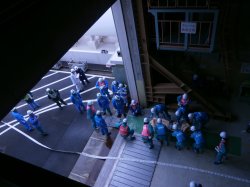 負傷者の搬送の様子