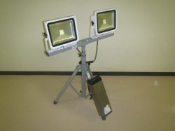 同形の投光器バッテリー（中国電力提供）