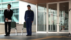 (左)池口 正英 県立中央病院長　(右)平井 伸治 知事