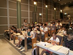 中国電力〔株〕島根原子力発電所　島根原子力館内での学習風景