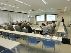 放射線の基礎知識について講習を受ける参加者