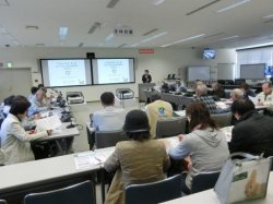 放射線の基礎知識について講習を受ける参加者