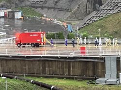 大量送水車と大型ホース展張車の接続の様子